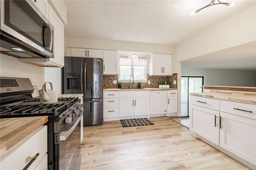 A FRESH SPACIOUS SPLIT LOCATED IN A MATURE NEIGHBORHOOD IN - photo 5