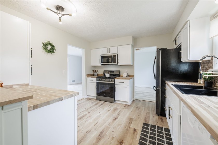 A FRESH SPACIOUS SPLIT LOCATED IN A MATURE NEIGHBORHOOD IN - photo 6