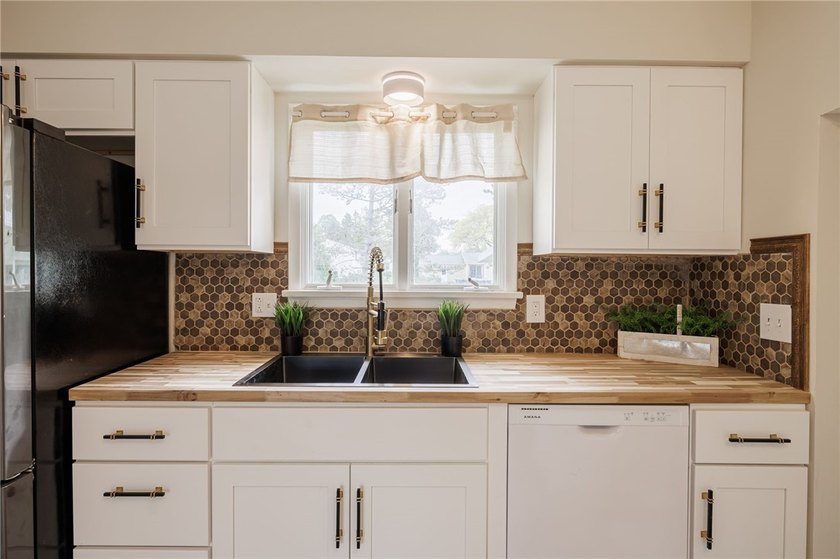A FRESH SPACIOUS SPLIT LOCATED IN A MATURE NEIGHBORHOOD IN - photo 7
