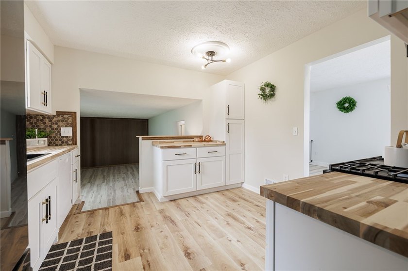 A FRESH SPACIOUS SPLIT LOCATED IN A MATURE NEIGHBORHOOD IN - photo 9