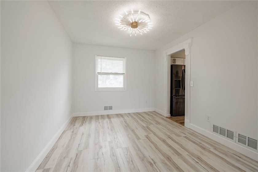 A FRESH SPACIOUS SPLIT LOCATED IN A MATURE NEIGHBORHOOD IN - photo 10