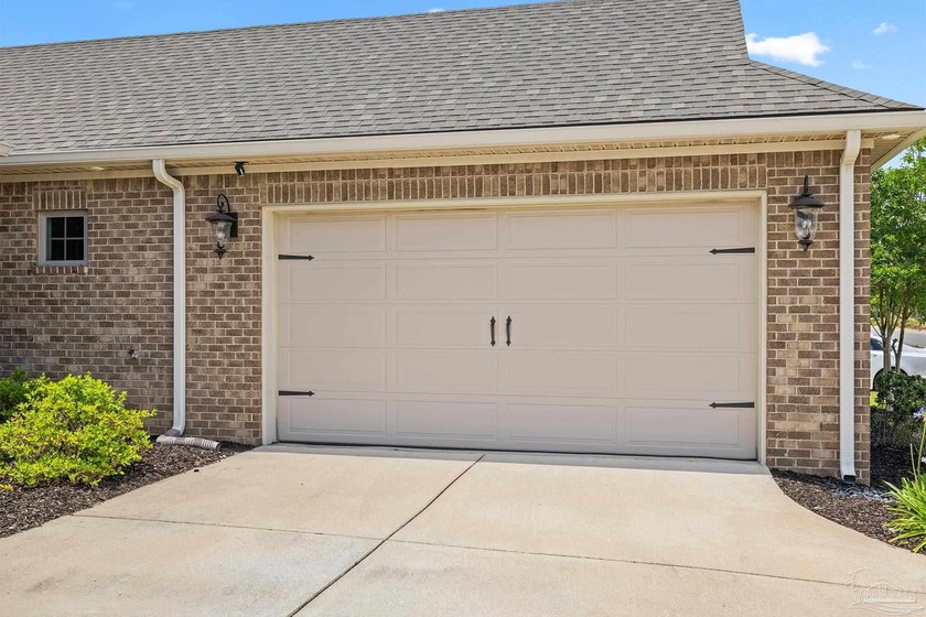 Located in the gated community of Huntington Creek, this - photo 3