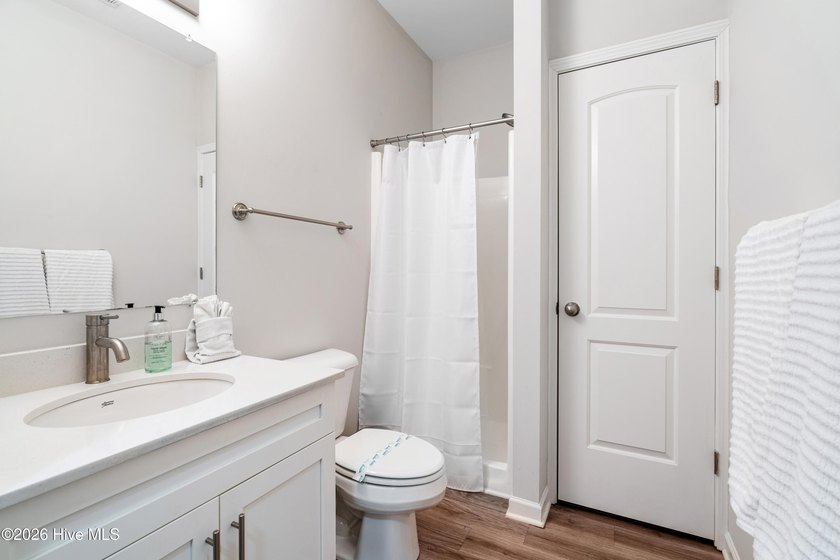 Welcome to this beautifully updated 3-bedroom, 3-bathroom - photo 8