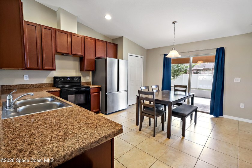 Beautiful home custom built in 2018 with HUGE Master bedroom and - photo 5