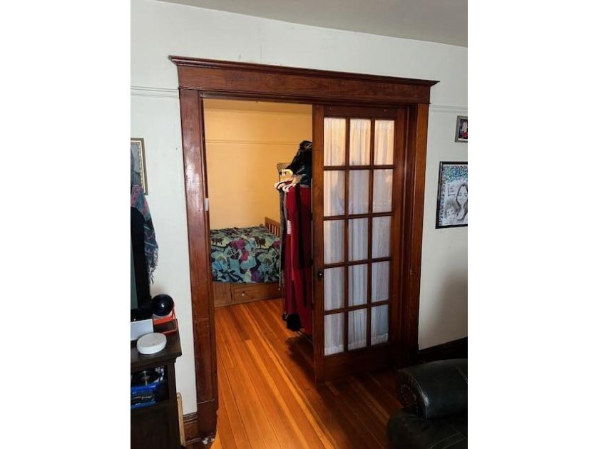 Cozy duplex with amazing hardwood floors and that ''old school - photo 8