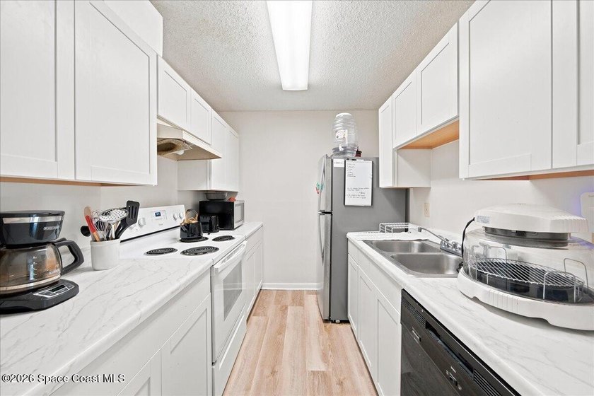 Beautifully renovated second-floor condominium in the desirable - photo 9