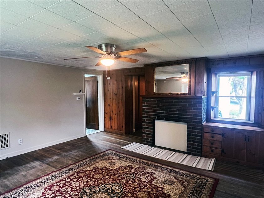 Rare opportunity to own a truly unique Rochester stone home that - photo 3