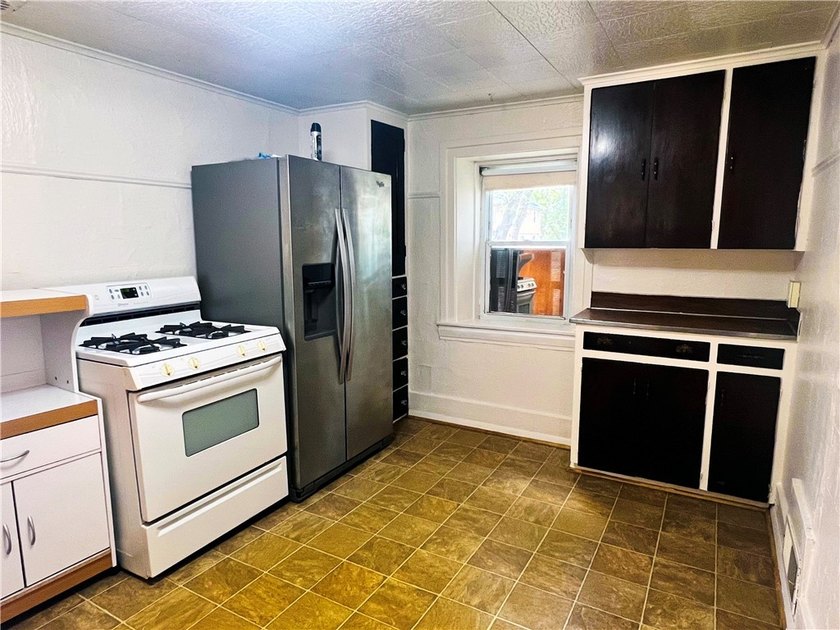 Rare opportunity to own a truly unique Rochester stone home that - photo 6