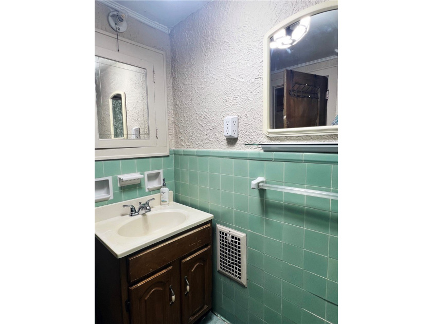 Rare opportunity to own a truly unique Rochester stone home that - photo 9