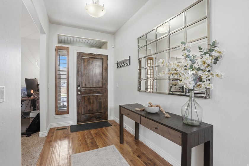 Beautiful home w/open-concept living. Kitchen w/ample cabinetry - photo 15