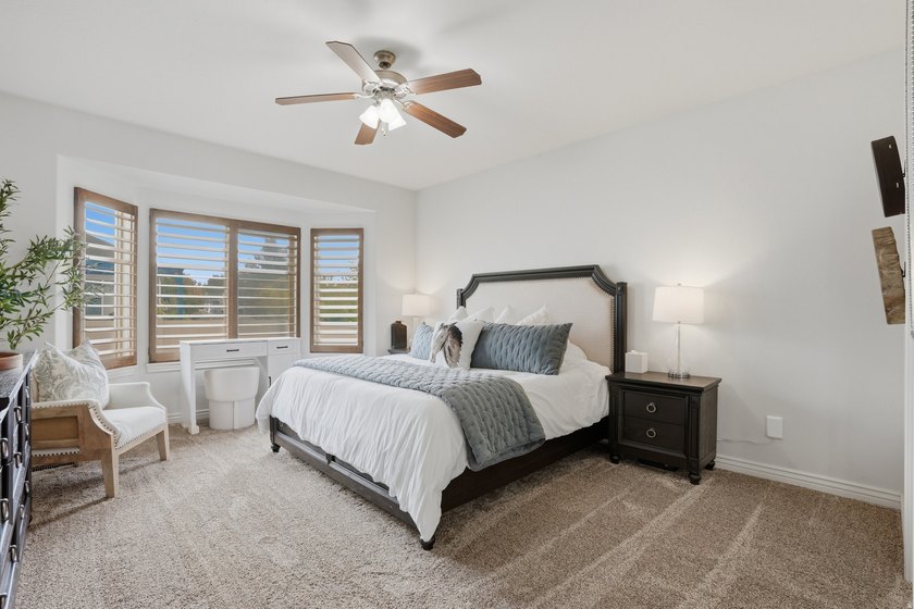 Beautiful home w/open-concept living. Kitchen w/ample cabinetry - photo 18