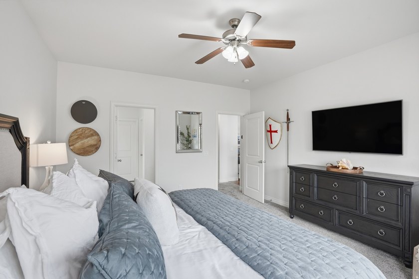 Beautiful home w/open-concept living. Kitchen w/ample cabinetry - photo 19