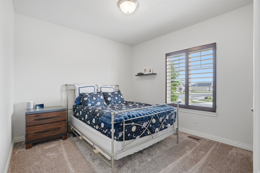 Beautiful home w/open-concept living. Kitchen w/ample cabinetry - photo 24