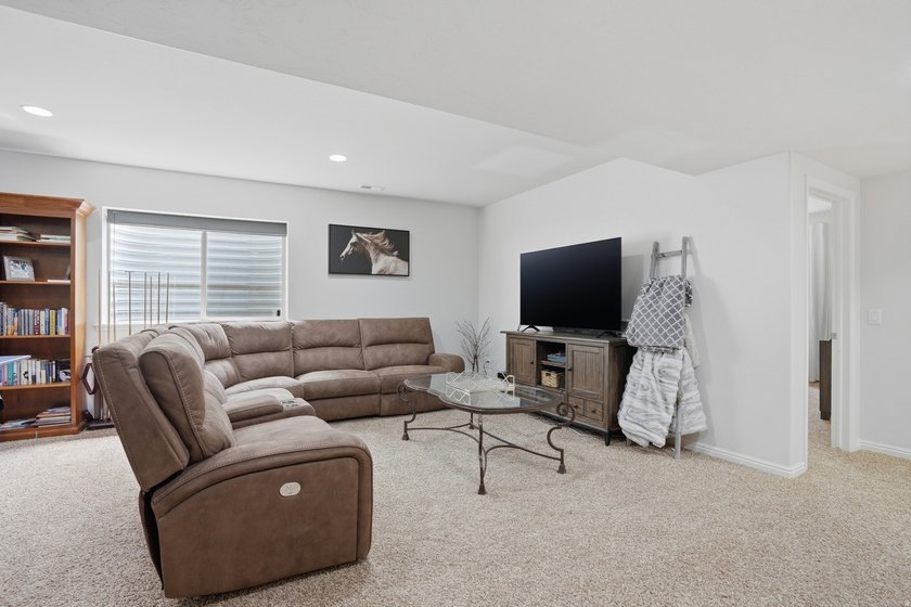 Beautiful home w/open-concept living. Kitchen w/ample cabinetry - photo 26