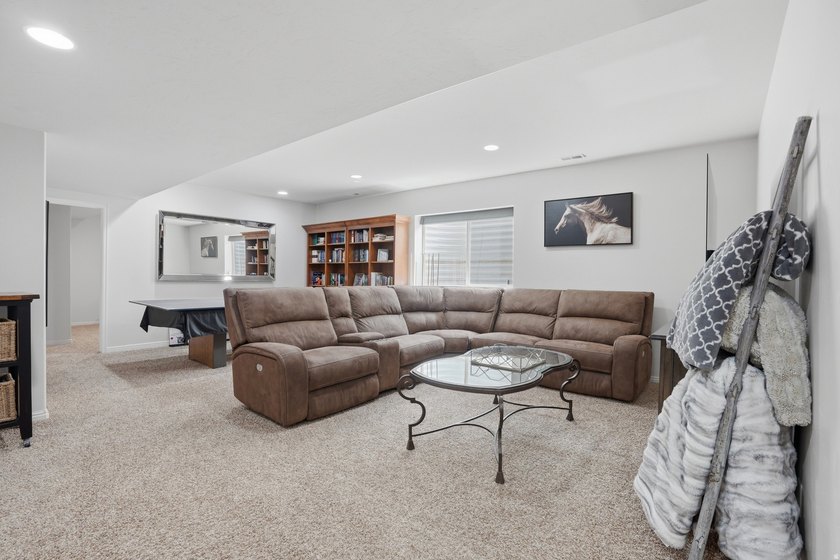 Beautiful home w/open-concept living. Kitchen w/ample cabinetry - photo 27