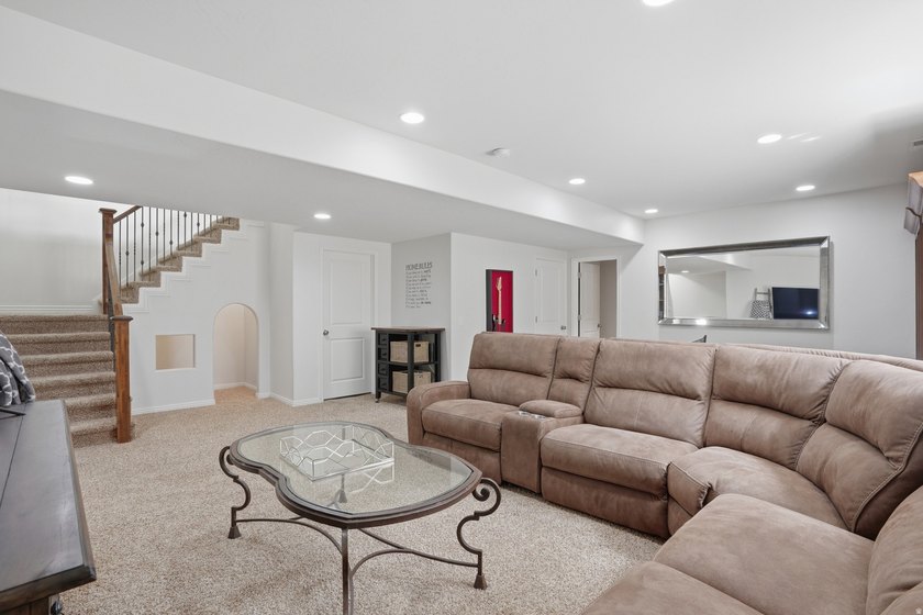 Beautiful home w/open-concept living. Kitchen w/ample cabinetry - photo 28