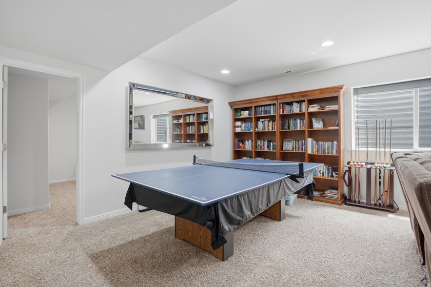 Beautiful home w/open-concept living. Kitchen w/ample cabinetry - photo 29