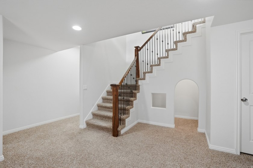 Beautiful home w/open-concept living. Kitchen w/ample cabinetry - photo 30