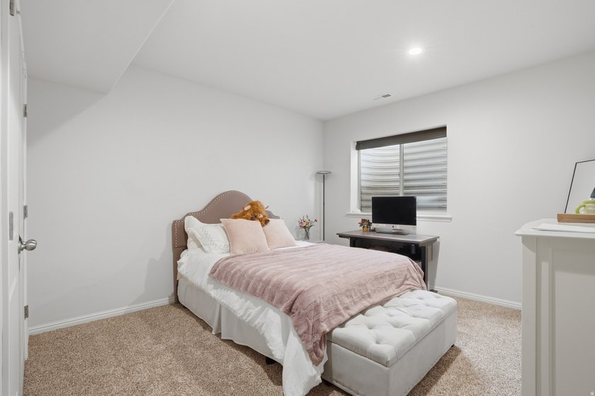 Beautiful home w/open-concept living. Kitchen w/ample cabinetry - photo 31