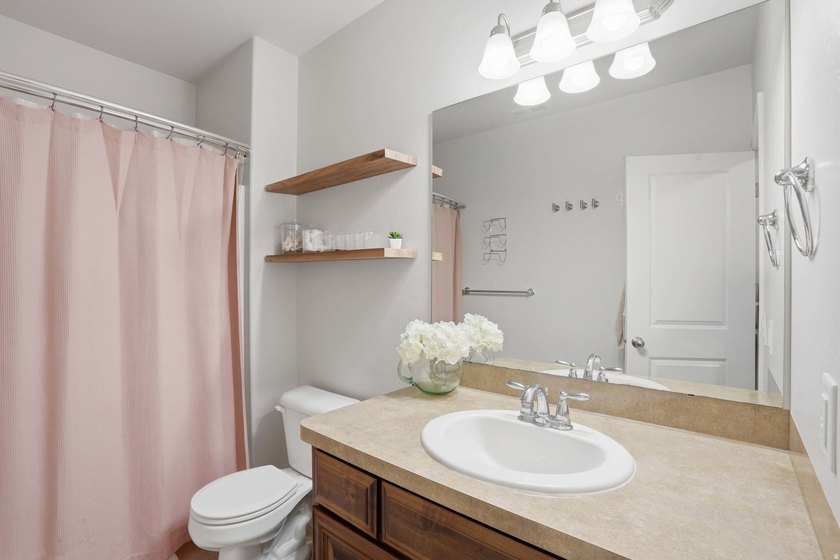 Beautiful home w/open-concept living. Kitchen w/ample cabinetry - photo 32