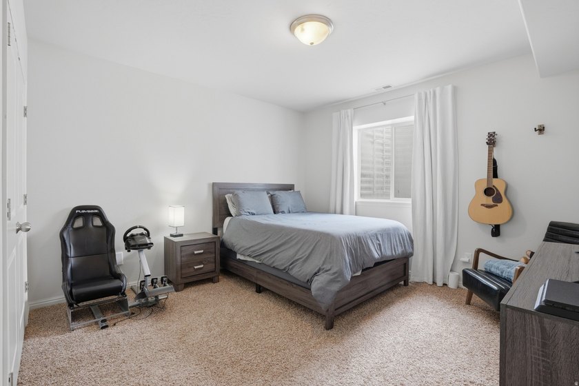 Beautiful home w/open-concept living. Kitchen w/ample cabinetry - photo 33
