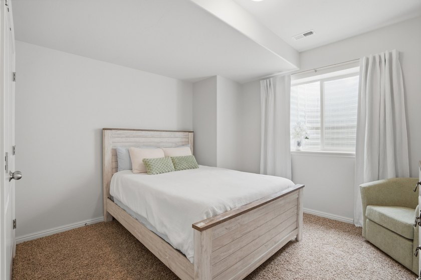 Beautiful home w/open-concept living. Kitchen w/ample cabinetry - photo 35