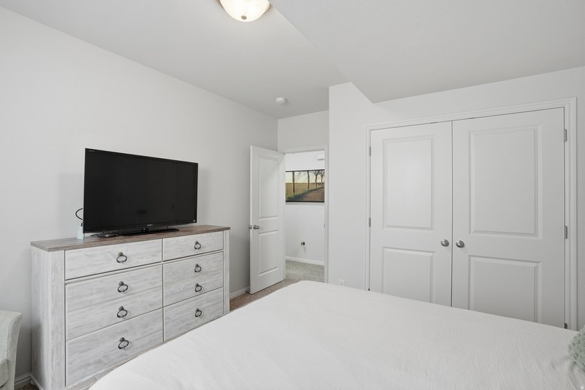 Beautiful home w/open-concept living. Kitchen w/ample cabinetry - photo 36