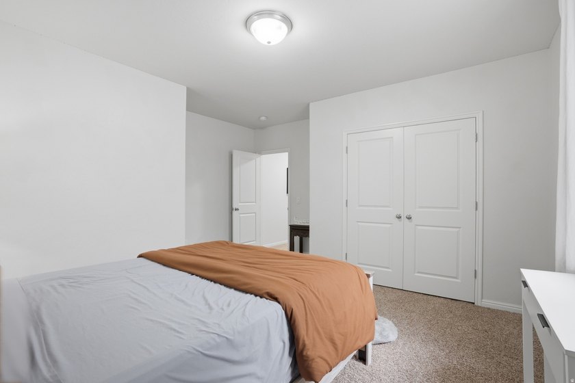 Beautiful home w/open-concept living. Kitchen w/ample cabinetry - photo 39