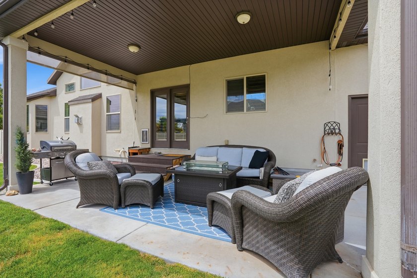 Beautiful home w/open-concept living. Kitchen w/ample cabinetry - photo 42