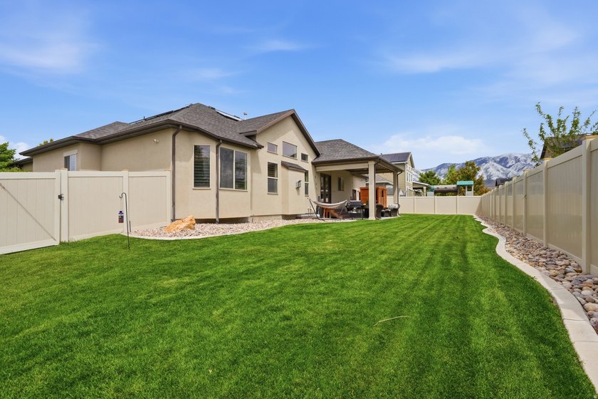Beautiful home w/open-concept living. Kitchen w/ample cabinetry - photo 44