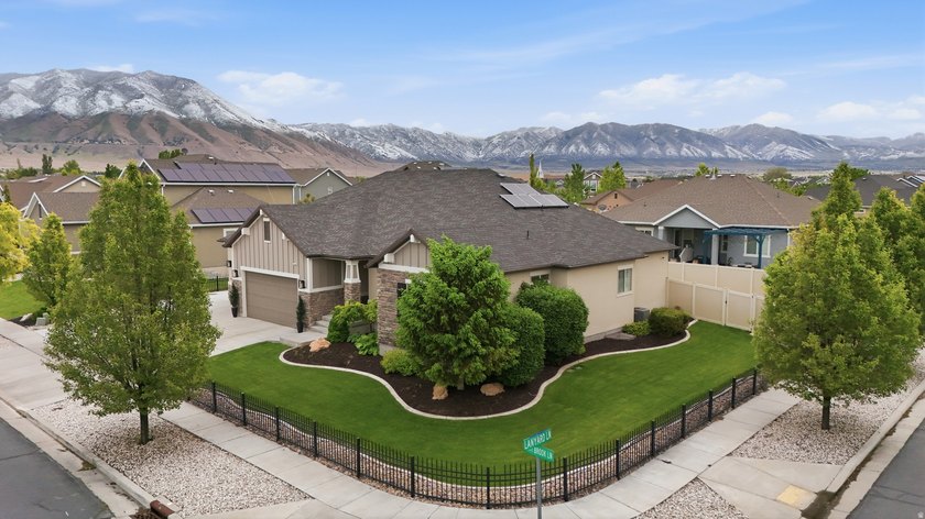 Beautiful home w/open-concept living. Kitchen w/ample cabinetry - photo 47