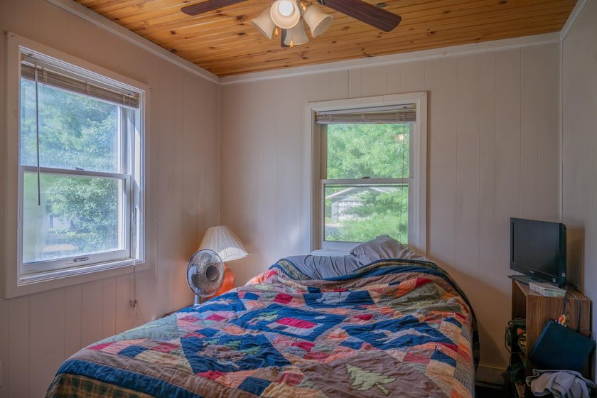 Escape to this charming Lake Front cabin, nestled on 1.7 acres - photo 11