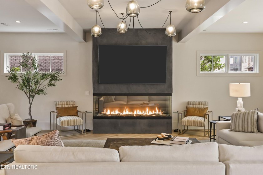 Featured in the Parade of Homes, this extraordinary 4 bed, 6 - photo 14