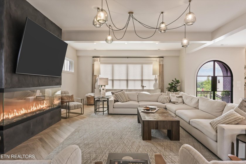Featured in the Parade of Homes, this extraordinary 4 bed, 6 - photo 15