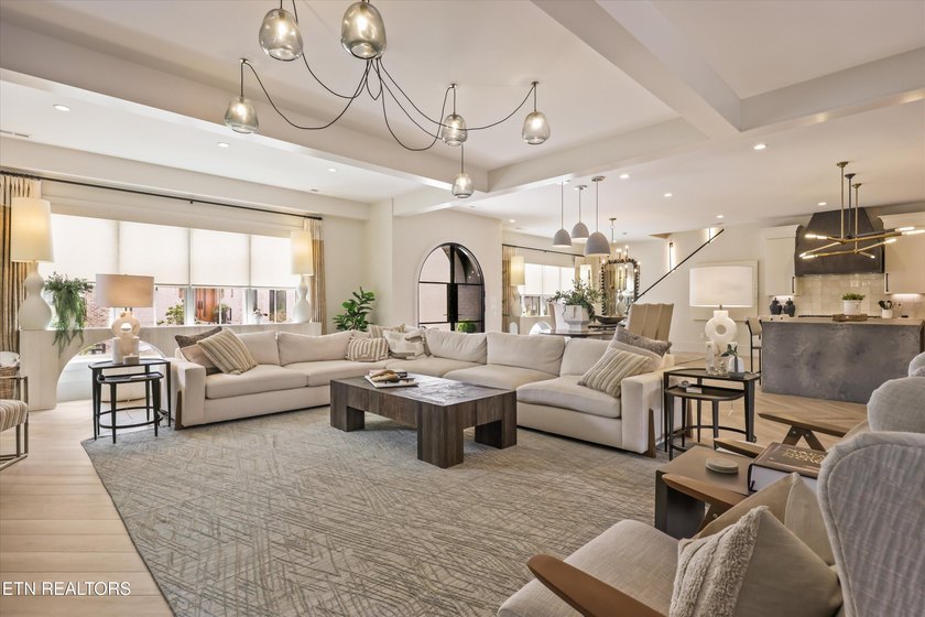 Featured in the Parade of Homes, this extraordinary 4 bed, 6 - photo 18