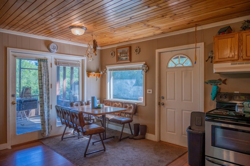 Escape to this charming Lake Front cabin, nestled on 1.7 acres - photo 18