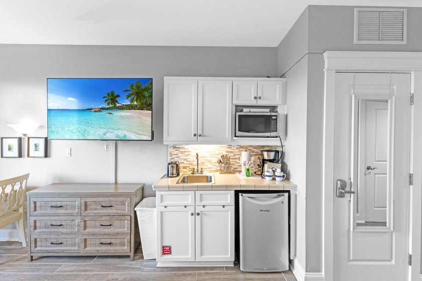 Experience resort living in this beautifully appointed studio - photo 4