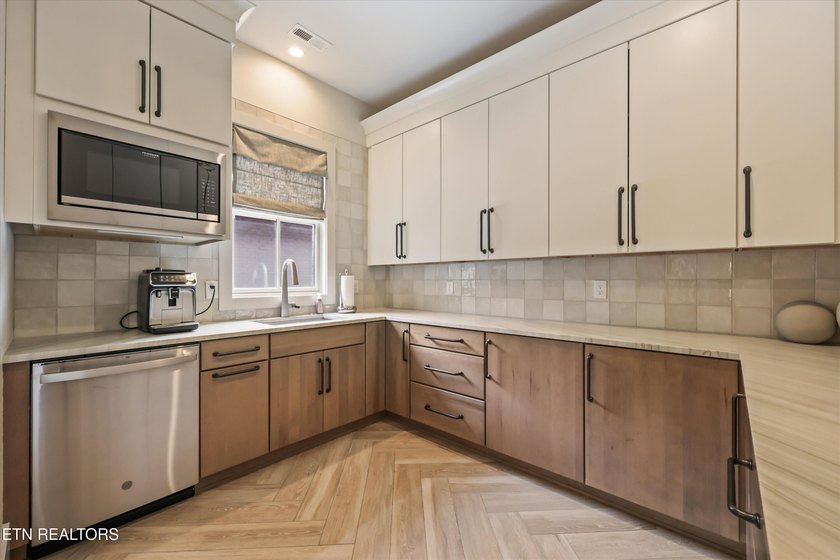 Featured in the Parade of Homes, this extraordinary 4 bed, 6 - photo 26