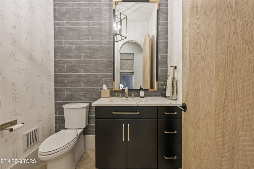 Featured in the Parade of Homes, this extraordinary 4 bed, 6 - photo 27