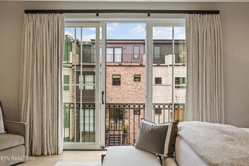 Featured in the Parade of Homes, this extraordinary 4 bed, 6 - photo 31