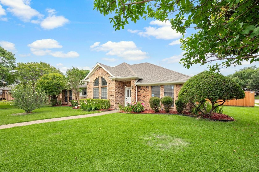 Welcome home to this beautiful 4 bedroom, 3 bathroom 1 story - photo 2