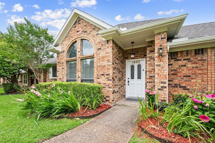 Welcome home to this beautiful 4 bedroom, 3 bathroom 1 story - photo 3