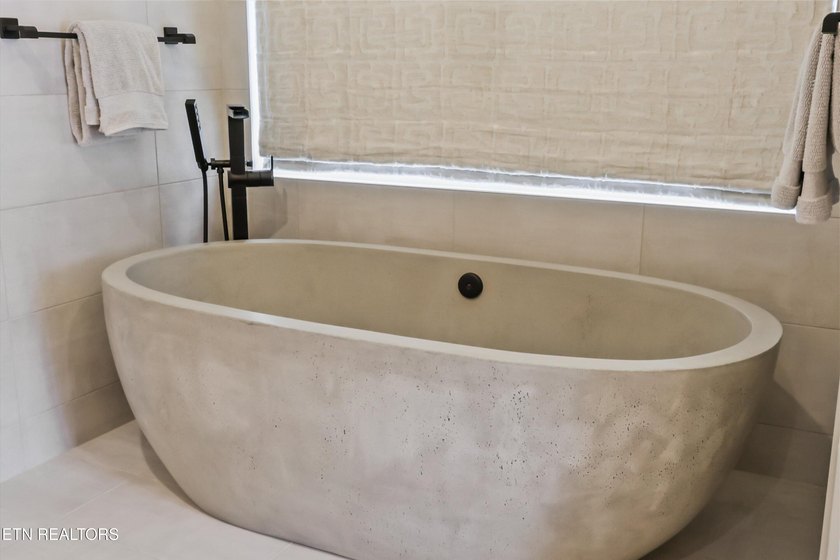 Featured in the Parade of Homes, this extraordinary 4 bed, 6 - photo 36