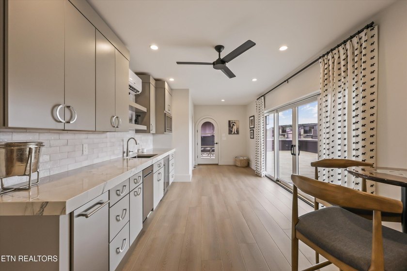 Featured in the Parade of Homes, this extraordinary 4 bed, 6 - photo 44