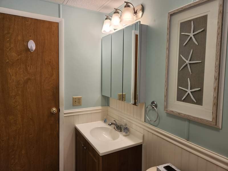 Bright and airy home's interior was completely painted and - photo 16