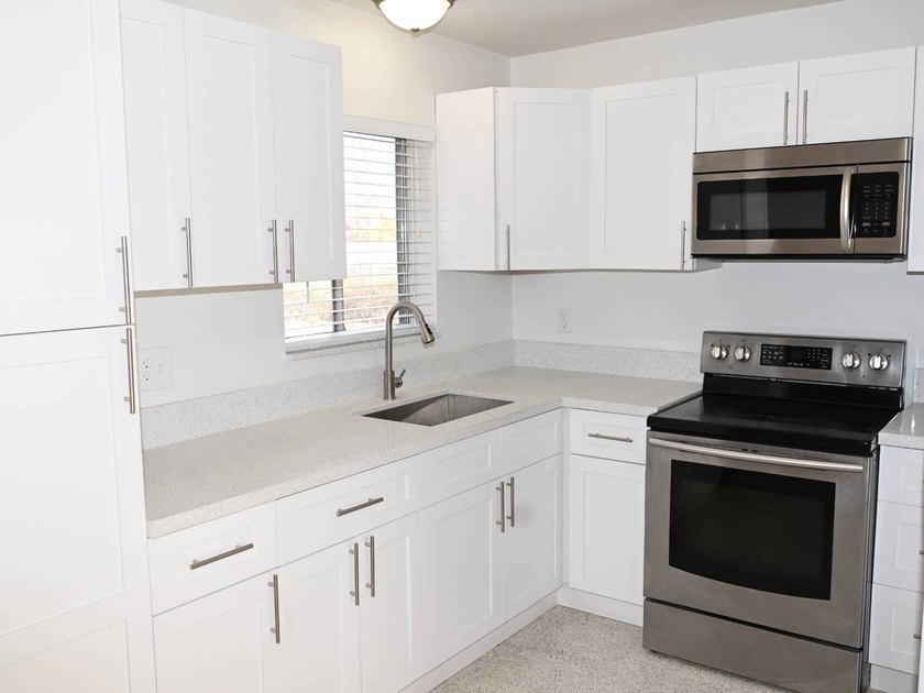 Welcome to this charming 3-bedroom, 2-bath single-family home - photo 8
