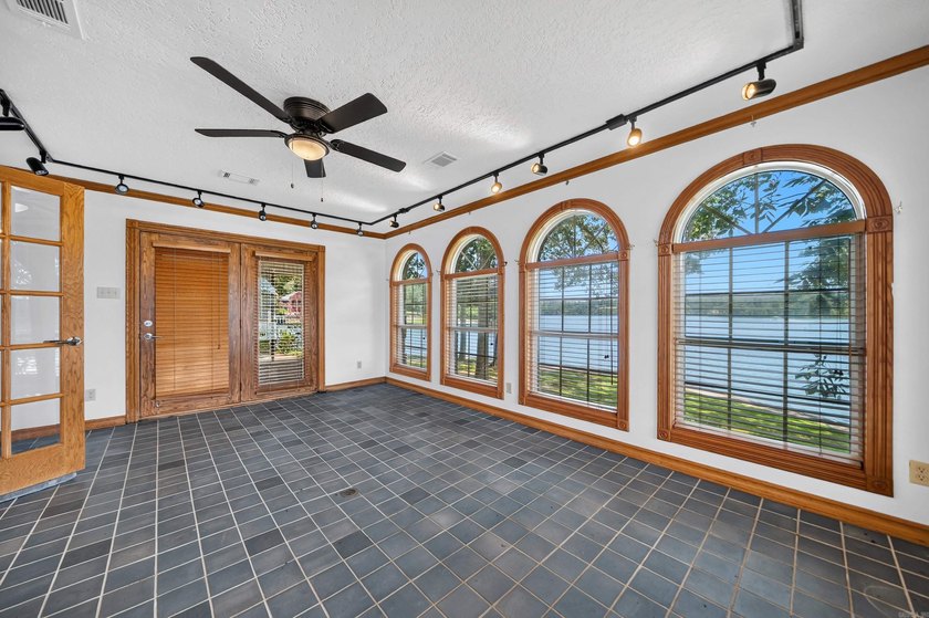 300+ ft of Waterfront on Lake Hamilton! Rare point lot, gated - photo 29