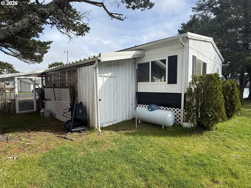 Welcome to coastal living at its finest in Bayview Mobile Home - photo 32