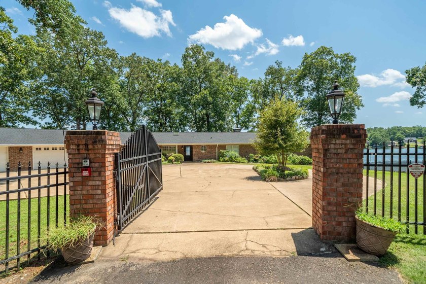 300+ ft of Waterfront on Lake Hamilton! Rare point lot, gated - photo 47