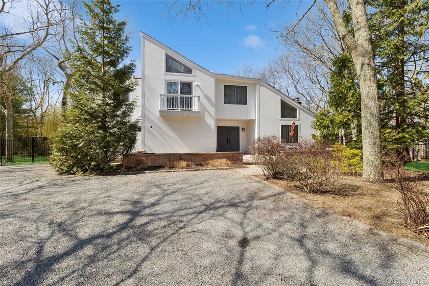 Turnkey Modern Retreat in East Hampton's Northwest Woods - photo 5
